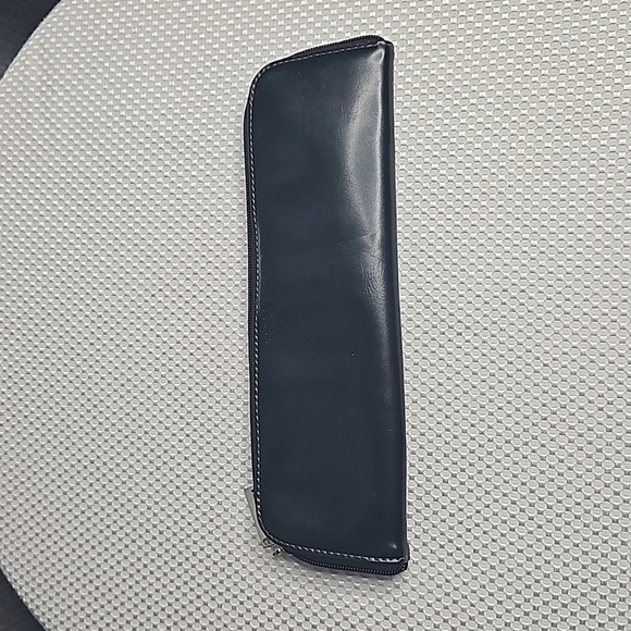 Bobbi Brown Other - Bobby Brown makeup brush case in black